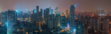 Geceleri Chengdu manzarası panorama havadan görünümü