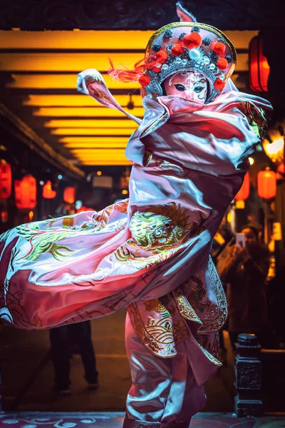 Sichuan opera face-changing actress in Chengdu — Stock Photo, Image