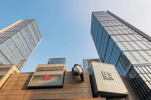 Wenn Gebäude gegen blauen Himmel in chengdu — Stockfoto