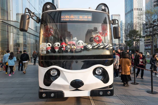 A panda busz turistáknak, a belvárosban, Chengdu, Kína — Stock Fotó