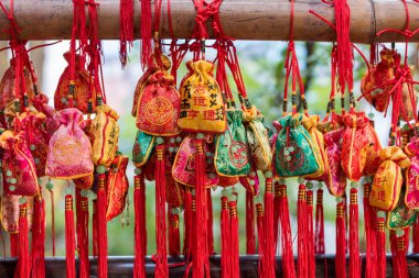 Çin'de asılı kırmızı şanslı hediye çantaları
