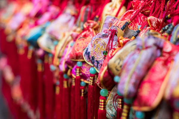 Rood geluk geschenk zakken opknoping in China — Stockfoto