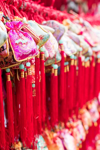 Červené štěstí dárkové tašky visí v Číně — Stock fotografie