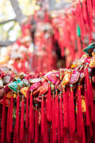 Rood geluk geschenk zakken opknoping in China — Stockfoto