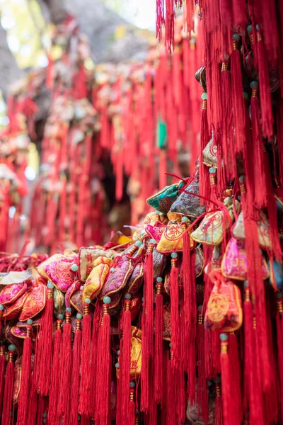 Rood geluk geschenk zakken opknoping in China — Stockfoto