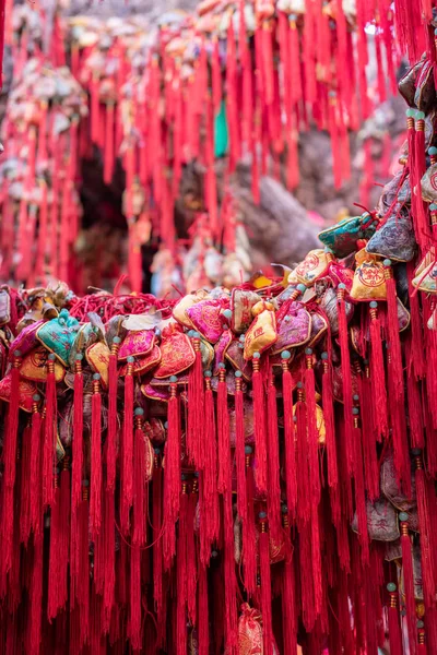 Rood geluk geschenk zakken opknoping in China — Stockfoto