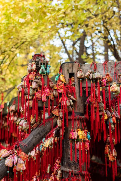 Rood geluk geschenk zakken opknoping in China — Stockfoto