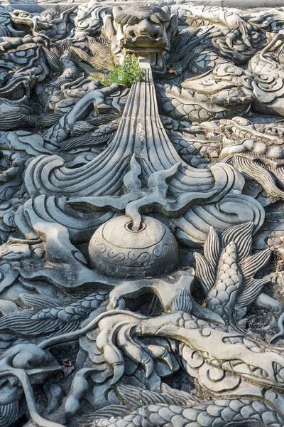 Kamenný drak basreliéf sochařství v buddhistickém chrámu — Stock fotografie