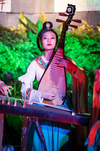 Традиционные китайские женщины-музыканты и танцоры — стоковое фото