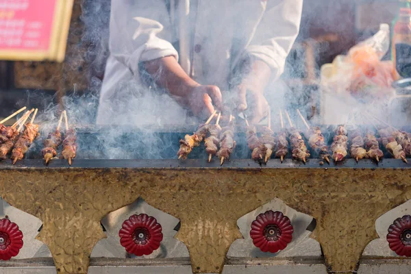 Espetos homem cozinhar em um mercado tradicional na China — Fotografia de Stock