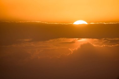 Bulutlu gün batımı arkaplanı