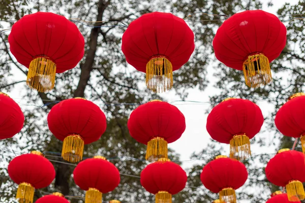 Chinese lantaarns opknoping in de straat — Stockfoto