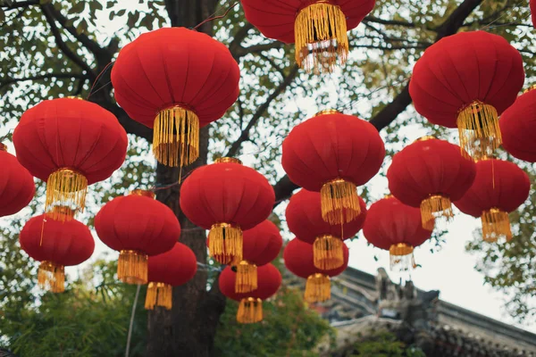 Chinese lanterns hanging in the street — Stock Photo, Image