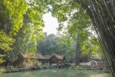 İnsanlar du Fu ziyaret Chengdu parkta yazlık thatched