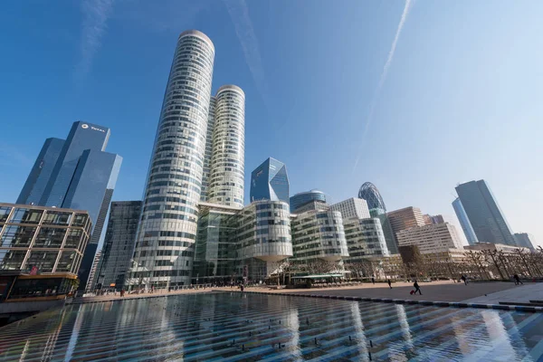 Edifici moderni e grattacieli contro il cielo blu a La Defense — Foto Stock