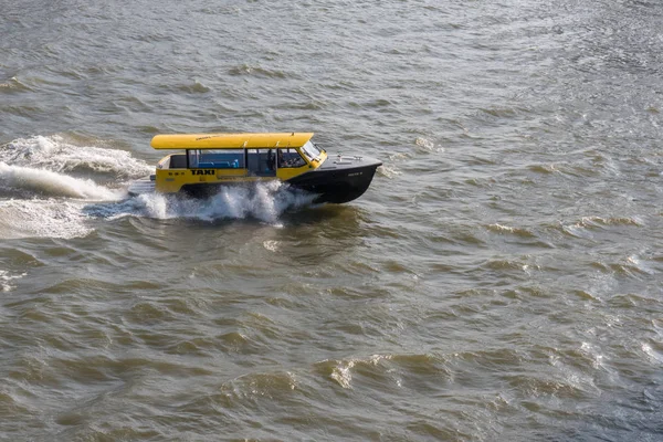 Vattentaxi på floden Meuse i Rotterdam Nederländerna — Stockfoto