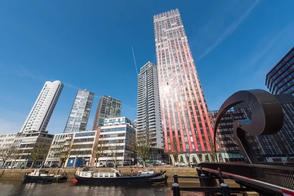 Le bâtiment résidentiel Red Apple à Rotterdam — Photo