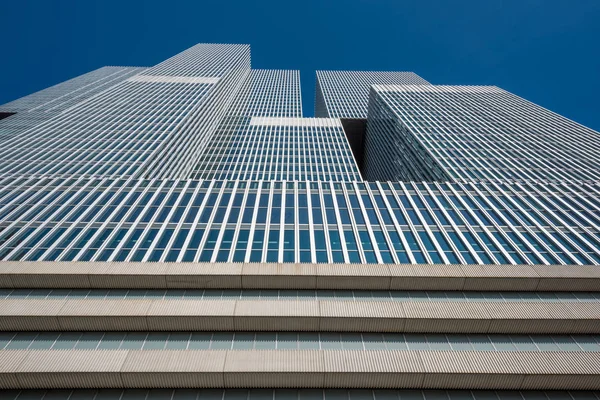 Edificio de Rotterdam contra el cielo azul — Foto de Stock