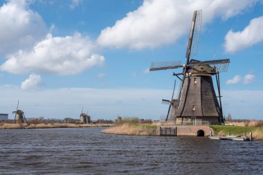 Rotterdam Hollanda yakınındaki doğal'daki yel değirmenleri