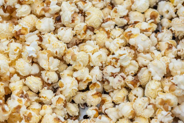 Popcorn heap close-up in een markt — Stockfoto