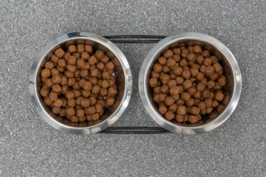 İki kase üst görünümünde kedi maması