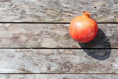 Tahta bir masada bir nar.