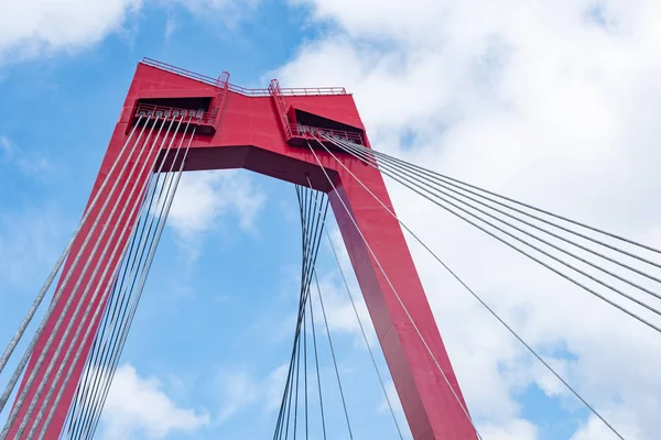 Pont de câble rouge contre le ciel bleu et les nuages blancs — Photo