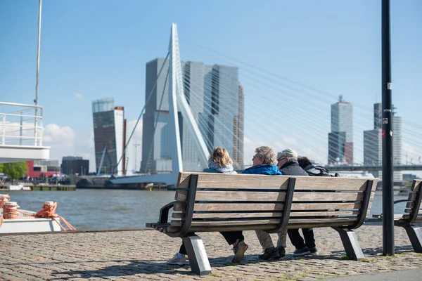 Idosos sentados num banco a olhar para o horizonte de Roterdão — Fotografia de Stock