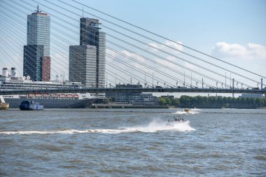 Tekneler ile Yeni Meuse nehir sınırlarından Rotterdam silüehat görünümü