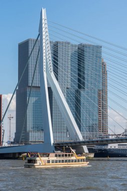 Tekneler ile Yeni Meuse nehir sınırlarından Rotterdam silüehat görünümü