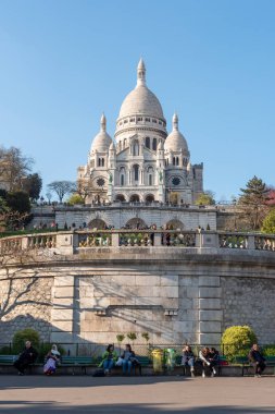 Paris'te güneşli bir günde Montmartre tepesinde Sacre Coeur, Fransa