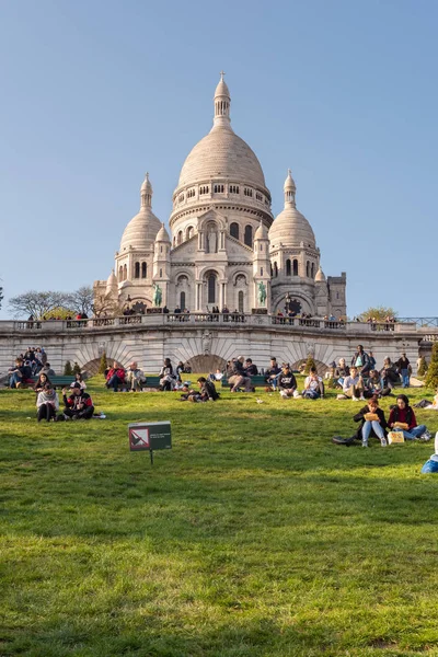 El Sacre Coeur en la colina de Montmartre en un día soleado en París, Francia — Foto de Stock