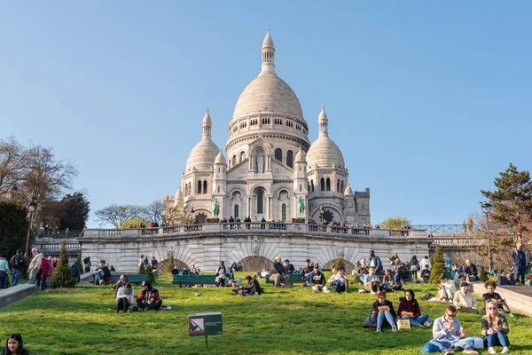 The Sacre Coeur in the hill of Montmartre on a sunny day in Paris, France — Stock Photo, Image