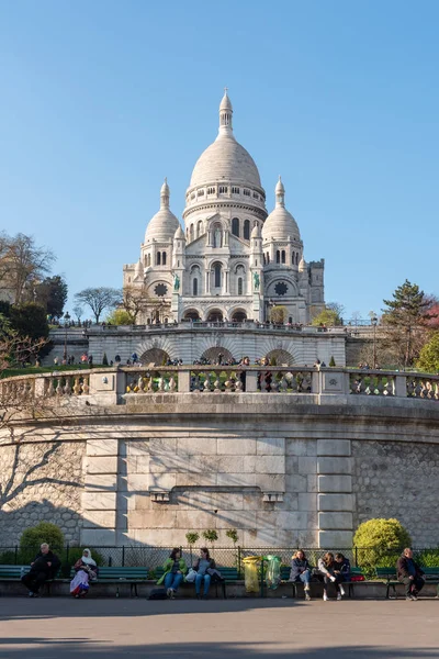 El Sacre Coeur en la colina de Montmartre en un día soleado en París, Francia — Foto de Stock