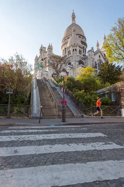 El Sacre Coeur en la colina de Montmartre en un día soleado en París, Francia — Foto de Stock