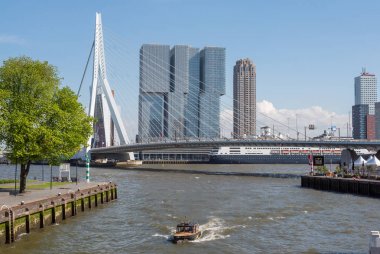 Tekneler ile Yeni Meuse nehir sınırlarından Rotterdam silüehat görünümü