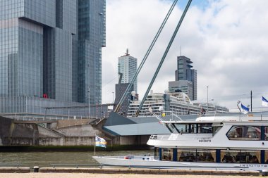 Tekneler ile Yeni Meuse nehir sınırlarından Rotterdam silueti yakın çekim görünümü