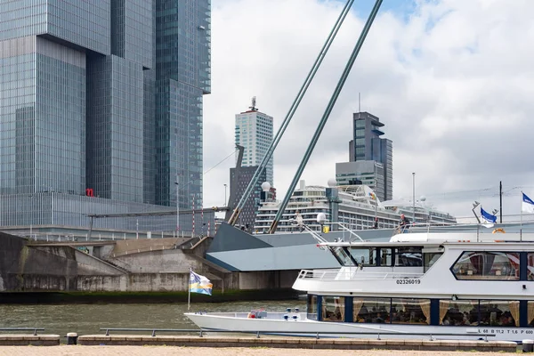 Rotterdam Skyline close-up uitzicht vanaf de nieuwe Maas rivier grenst aan boten — Stockfoto