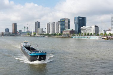 Rotterdam, Hollanda'da yeni Meuse nehri üzerinde bir mavna