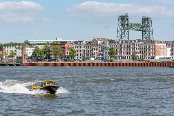 Vitesse de taxi nautique sur la rivière à Rotterdam, Pays-Bas — Photo