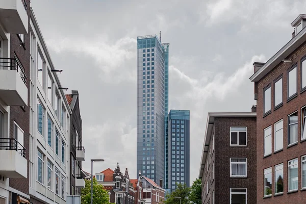 Gratte-ciel Deloitte contre un ciel nuageux à Rotterdam, Pays-Bas — Photo