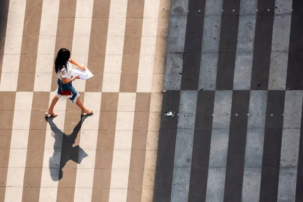 Jovem chinesa caminhando em uma travessia de zebra — Fotografia de Stock