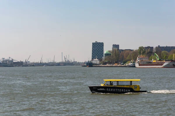 Vodní taxi jedoucí po řece v Rotterdamu, Nizozemsko — Stock fotografie