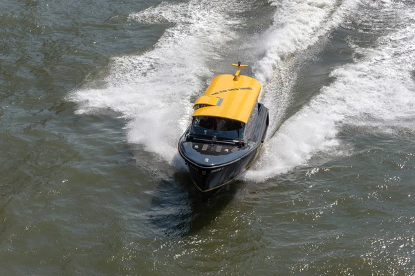 Wassertaxi rast auf Fluss in Rotterdam, Niederlande — Stockfoto