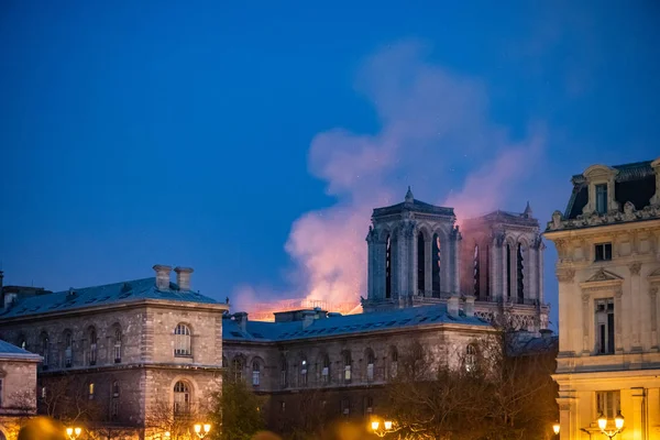 Notre-Dame el París en llamas por la noche —  Fotos de Stock