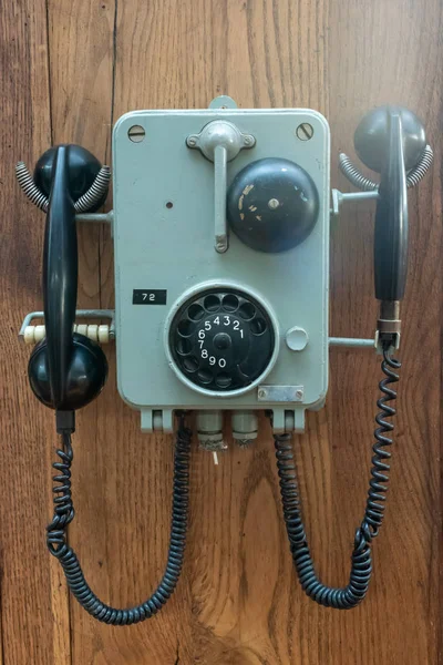 Vieux téléphone accroché à un mur en bois — Photo