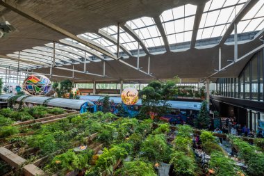 Paris 'teki La Felicita restoranındaki insanlar