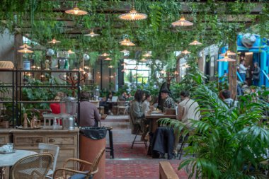 Paris 'teki La Felicita restoranındaki insanlar