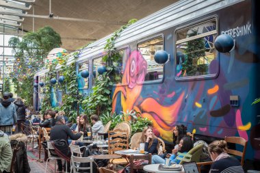 Paris 'teki La Felicita restoranındaki insanlar