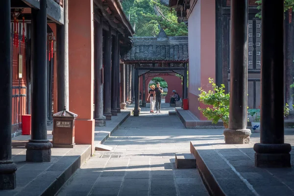 Lidé chodící v Wenshu v buddhistické uličce kláštera v Čchenengdu, Čína — Stock fotografie